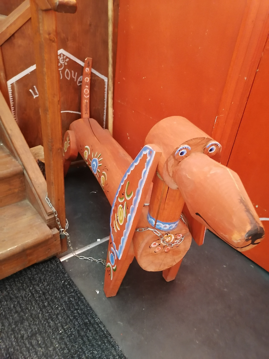 Заходя, сразу нас встретила вот такая собачка из дерева,тоже расписана росписью. Необычно, красиво.