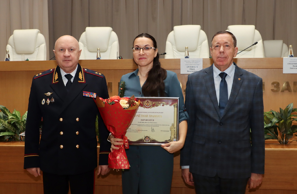 Награду вручили начальник ГУ МВД России по Нижегородской области Юрий Аксентьев и председатель Общественного совета при региональной полиции Вадим Гребенщиков.