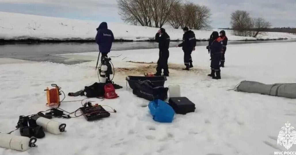 «Дай бог, чтобы все трое были живы»: девочку и мальчиков ищут с помощью вертолета и водолазов