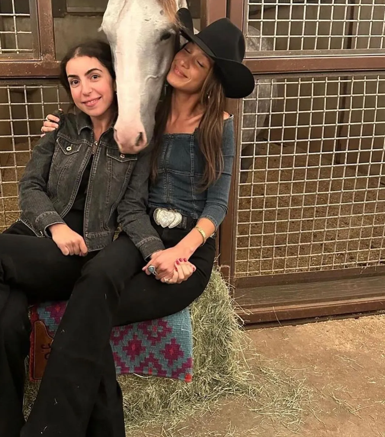 Образ Беллы Хадид: расклешенные брюки, джинсовая блузка и длинный пояс от Kate Cate Milano