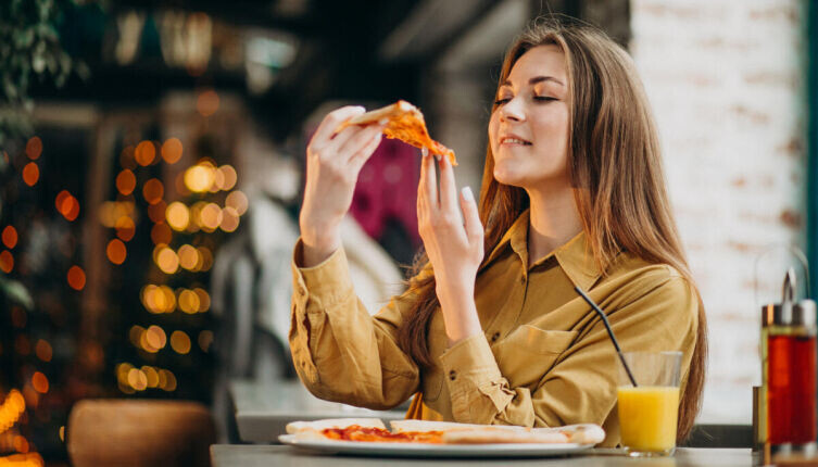    «Приятного аппетита» за едой — вежливость или нарушение границ? Фото: по лицензии CC0 Pxhere.com