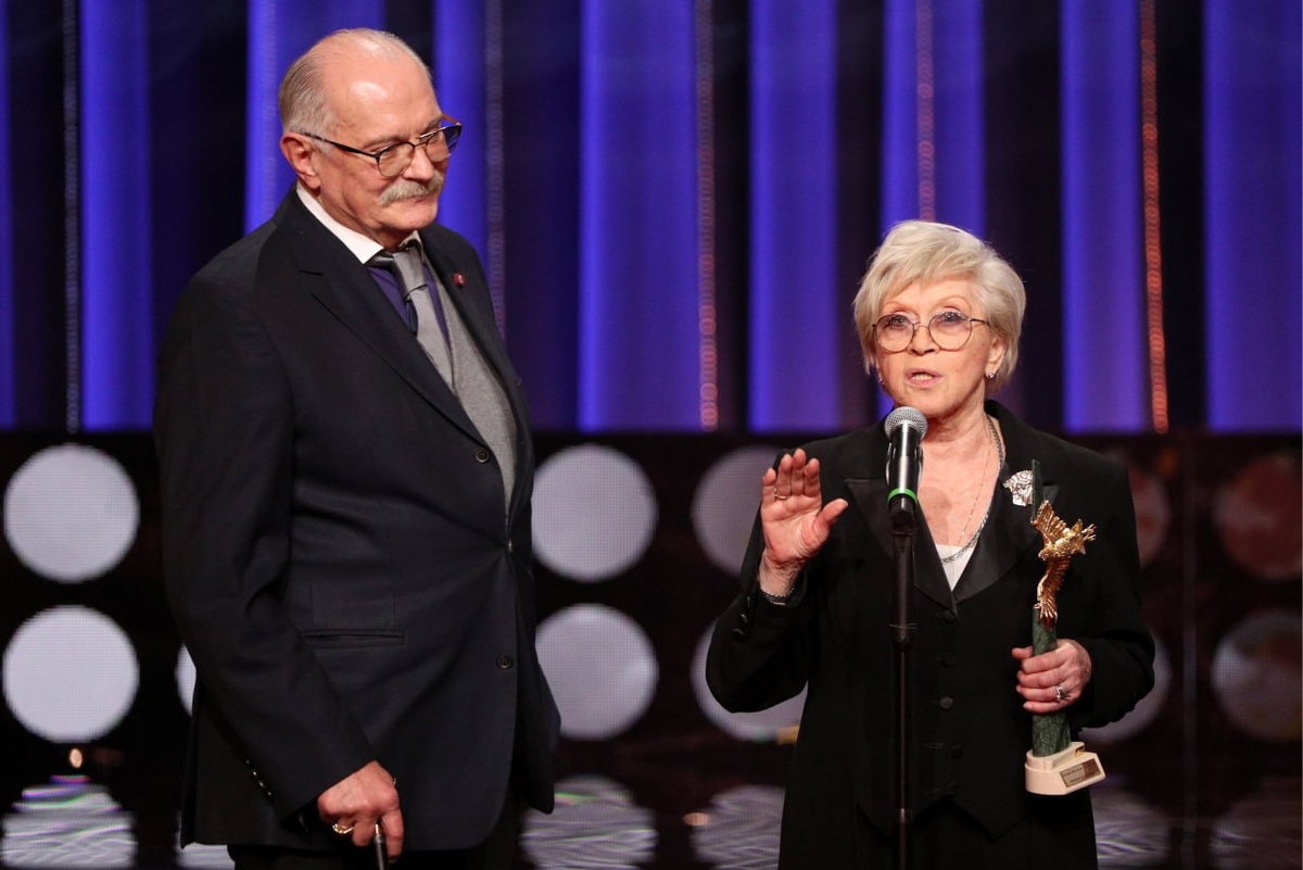 Никита Михалков вручает «Золотой орёл» в номинации «За выдающийся вклад в российский кинематограф»  Фото: Гавриил ГРИГОРОВ/ТАСС