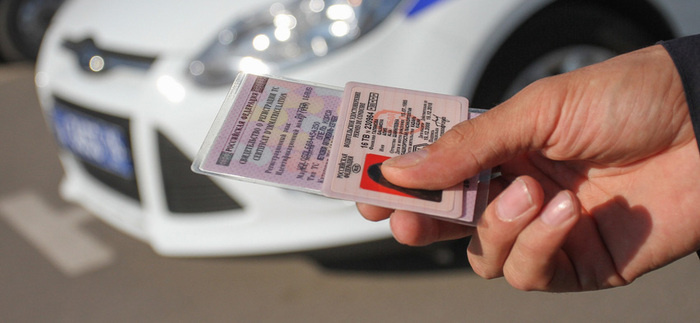 Водительское удостоверение имеет конечный срок действия. Фото: school-delo.ru