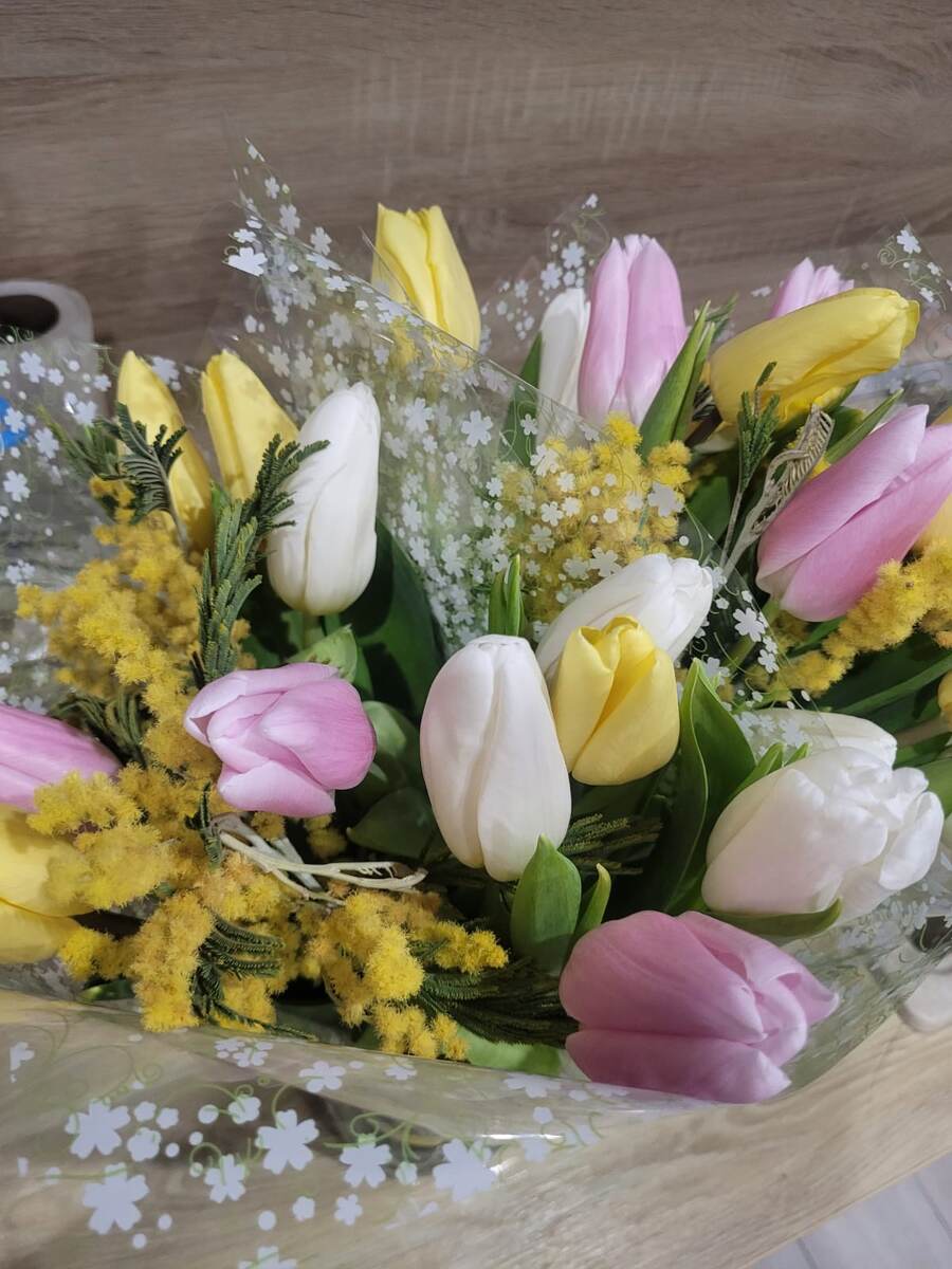 Мимозу часто добавляют в композицию к другим цветам. 