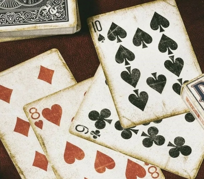 Черви — ответственность за чувства, крести — ответственность за сохранение знаний, бубны — ответственность за достаток, пики — ответственность за поддержание миропорядка (картинка из интернета)