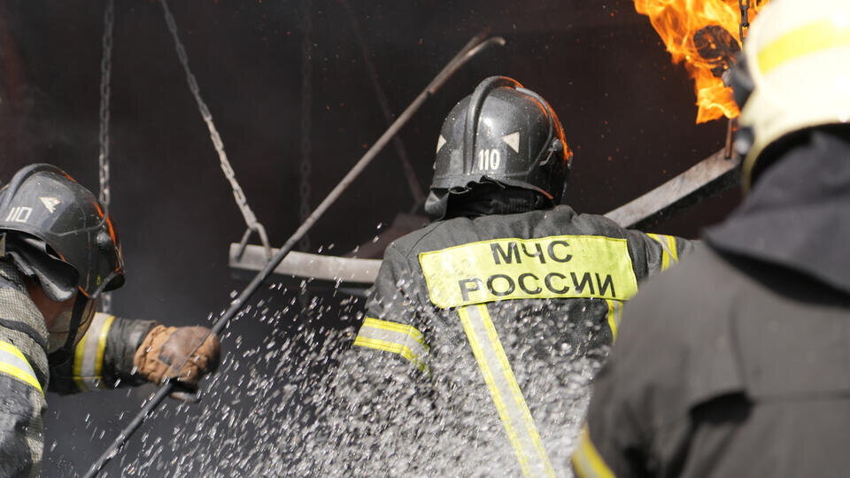     Кровля пансионата загорелась из-за атаки украинского БПЛА на Кубани ИЗВЕСТИЯ