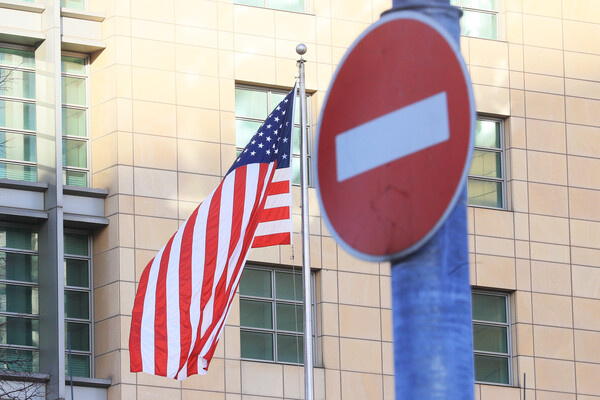 Флаг у здания посольства США в Москве / Антон Денисов/РИА Новости   📷