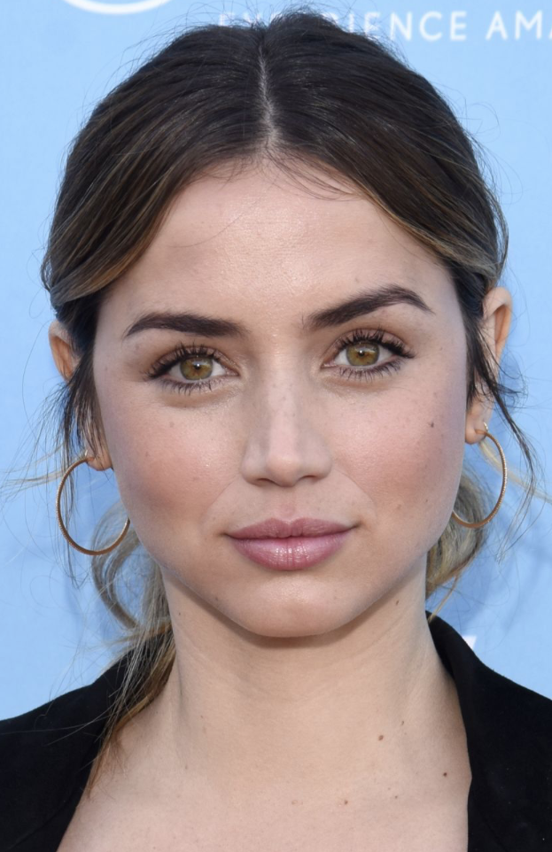 В свои 38 любого мужчину, который оказывается рядом, называет принцем. Не надо так! В роли рассказчицы Марианны Ана де Армас