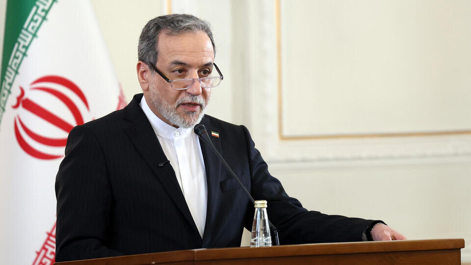     Аракчи: Иран получает от России помощь по многим направлениям EPA/TASS