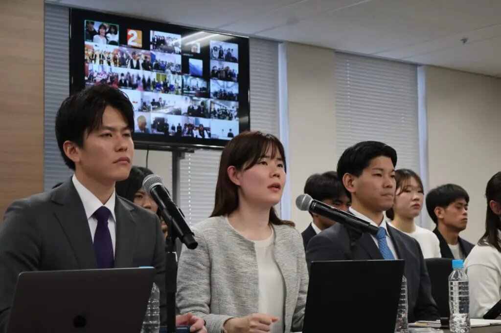 Представители «Ассоциации второго поколения по защите прав верующих [Церкви Объединения]» выступают после решения Токийского окружного суда. Источник.