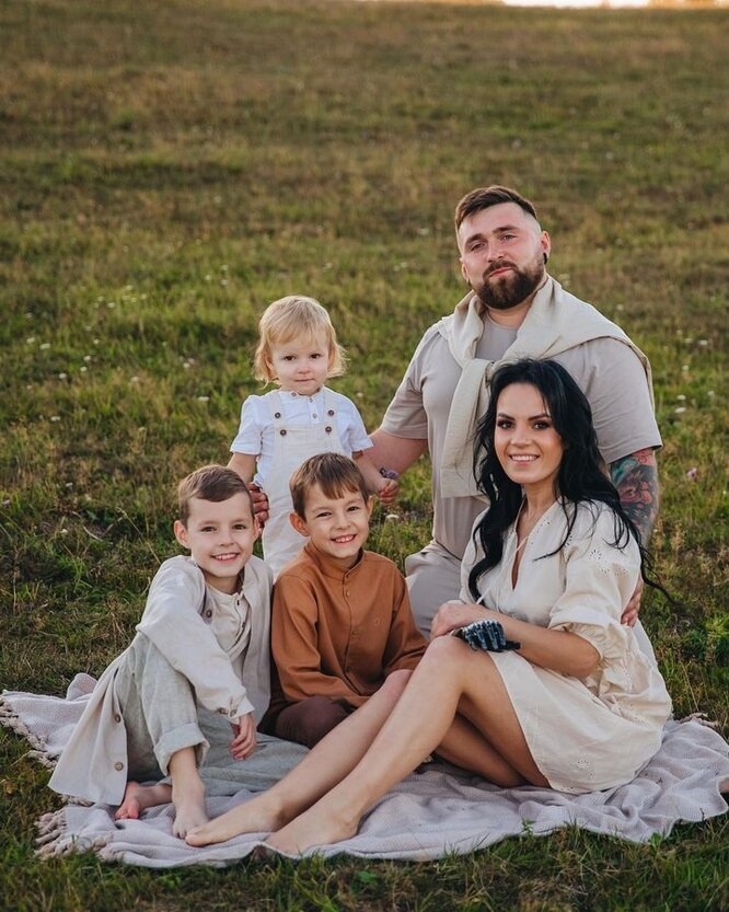    Большая и дружная семья Маргариты Грачевой: муж Максим и четверо детей.