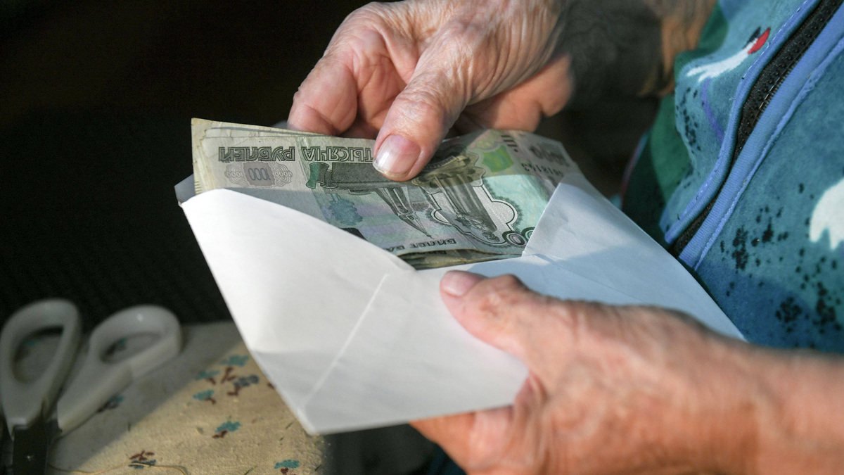    Пенсия пенсионер конверт с деньгами РИА