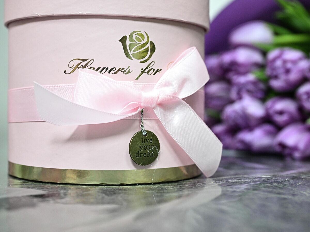    Праздничная упаковка к 8 марта в Москве© РИА Новости . Сергей Бобылев