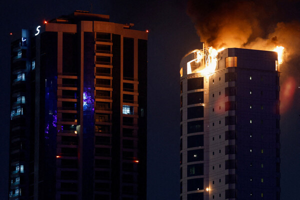 Последствия попадания иранского беспилотника в здание в Манаме, Бахрейн, 28 февраля 2026 года / Hamad I Mohammed/Reuters   📷