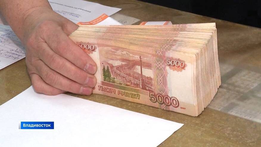 Средняя зарплата россиян за месяц выросла на 40 тысяч рублей