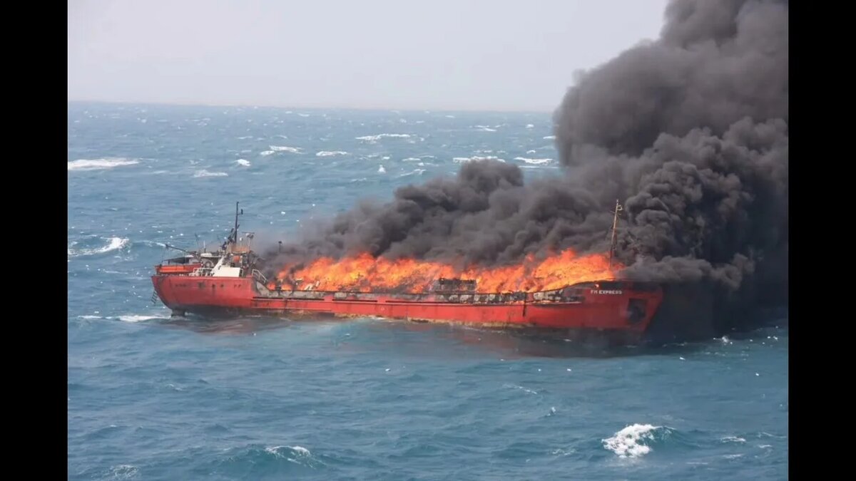 Горящий в море танкер.  фото: яндекс.