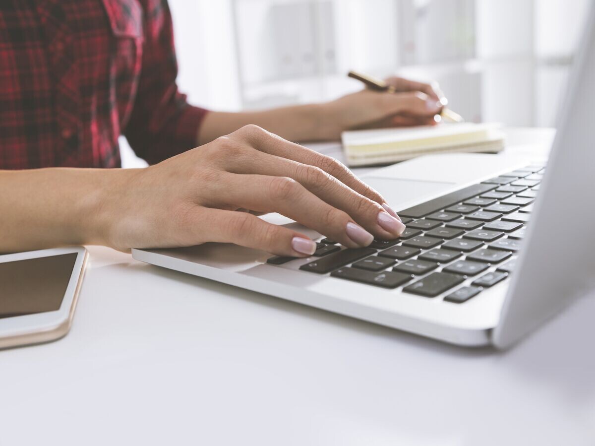    Девушка работает за компьютером | © Fotolia / denisismagilov