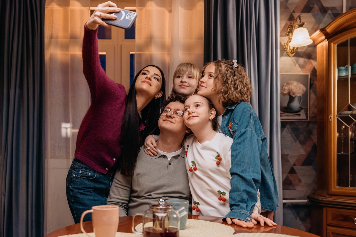    Анастасия Сиваева с экранными дочками и мужем. Фото: телеканал СТС