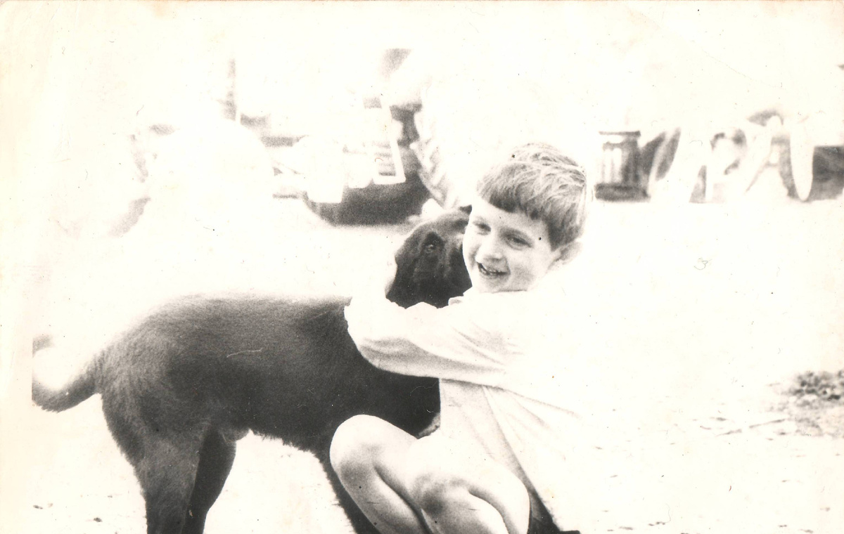 Это трогательная и трагическая история из детства о первой любви и первой потере. Маленькие рассказчик и его сестра уговорили маму завести щенка по кличке Полкан. Пёс стал для них настоящим другом. Однажды, когда семья отправилась в кино, Полкан побежал за ними. На автобусной остановке они оставили его, надеясь, что он вернется домой. Но когда они возвращались, то нашли щенка мертвым на дороге — он бросился за автобусом и попал под машину. Это горе научило их главному жизненному уроку: нельзя относиться к животным легкомысленно, потому что их преданность и доверие требуют от нас огромной ответственности.

