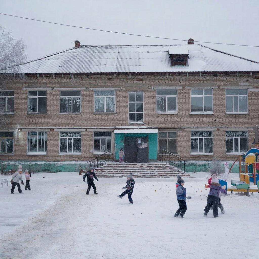 Отремонтировать поврежденную кровлю возможно будет при установлении теплой и сухой погоды.  Фото: Изображение сгенерировано нейросетью / Станислав Казаченко