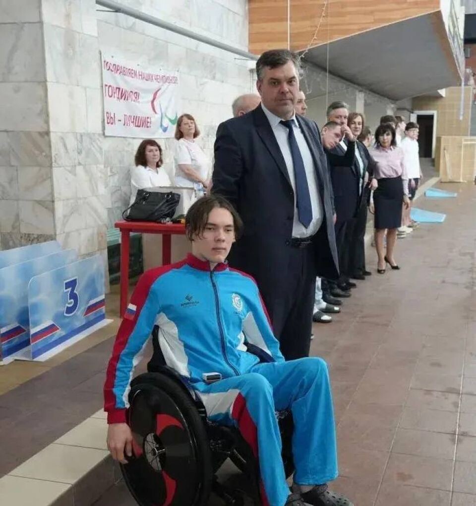    На торжественном открытии соревнований директор СШОР "Обь" Александр Звягинцев вручил Артёму Соловьеву удостоверение и знак Мастера спорта России. Фото: СШОР "Обь"