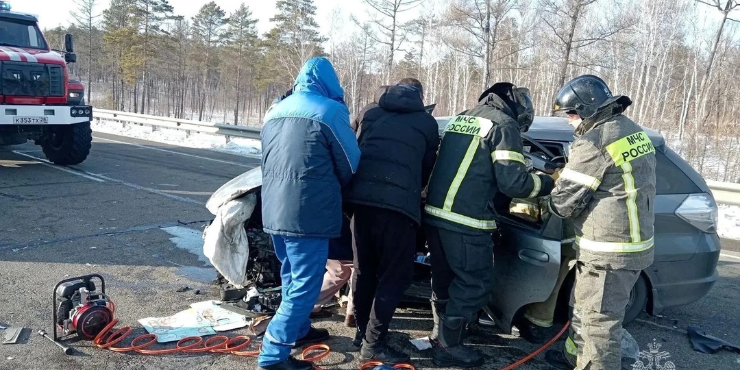 Спасатели помогли пострадавшей в тройном ДТП на трассе "Амур"