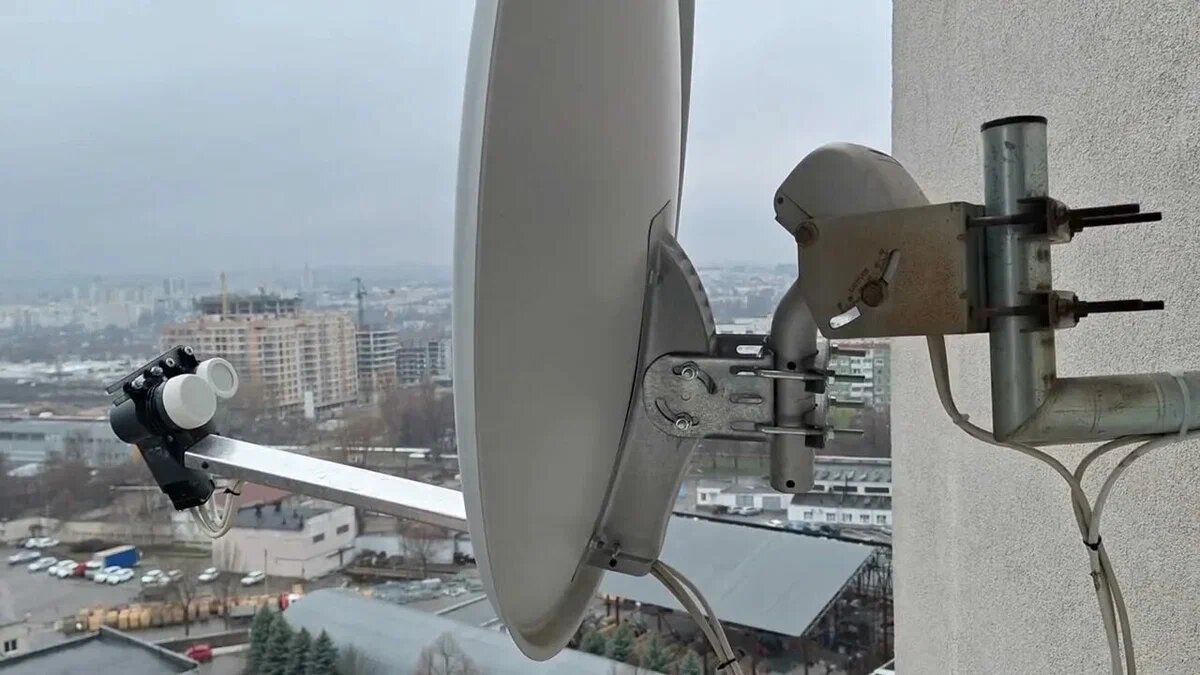 тарелка на балконе дома.  фото: яндекс.