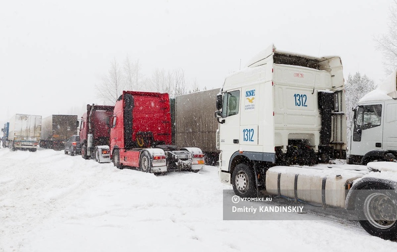 Движение большегрузов ограничат на трассах Томской области с 16 апреля