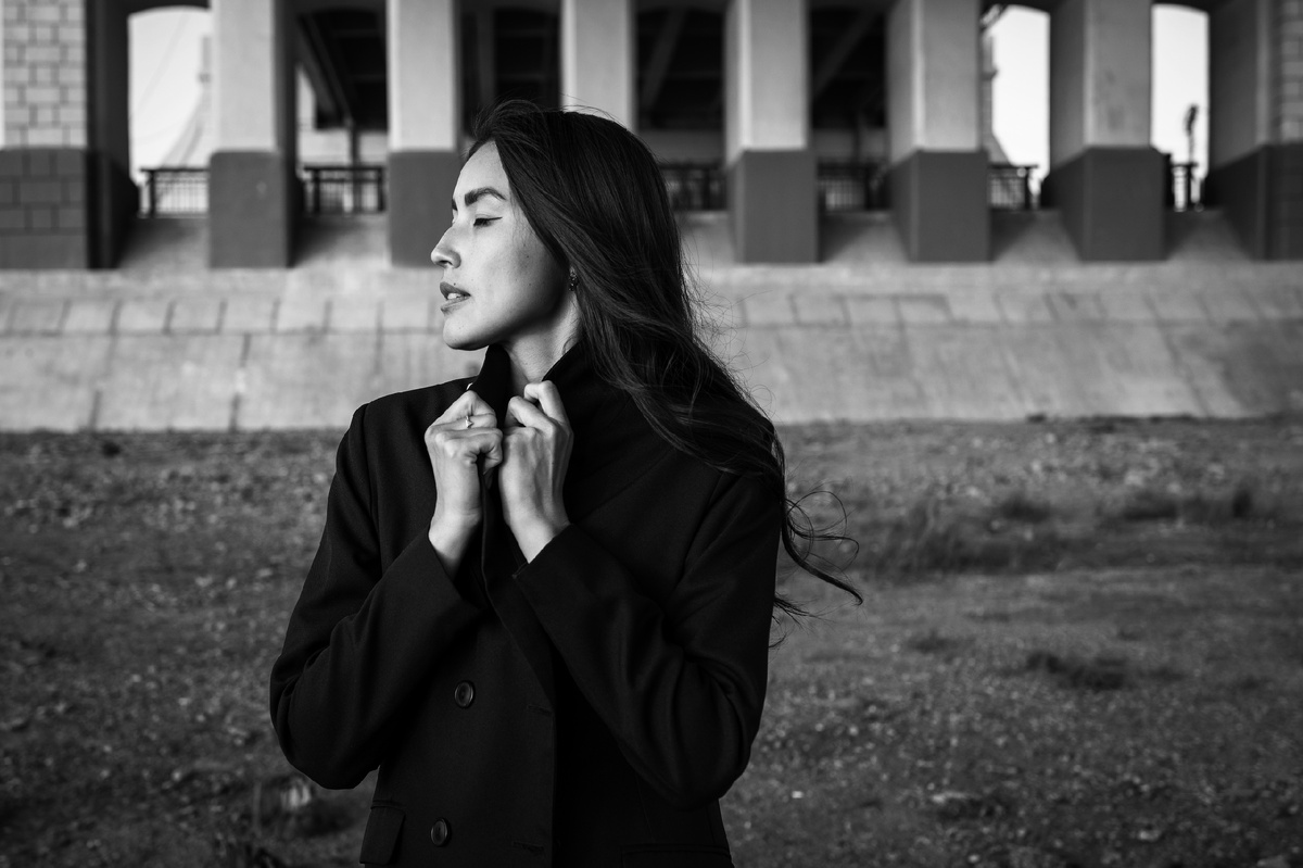 В портрете мы так же можем использовать ритм. В данном случае повторяющиеся колонны на заднем плане создают приятный фон.