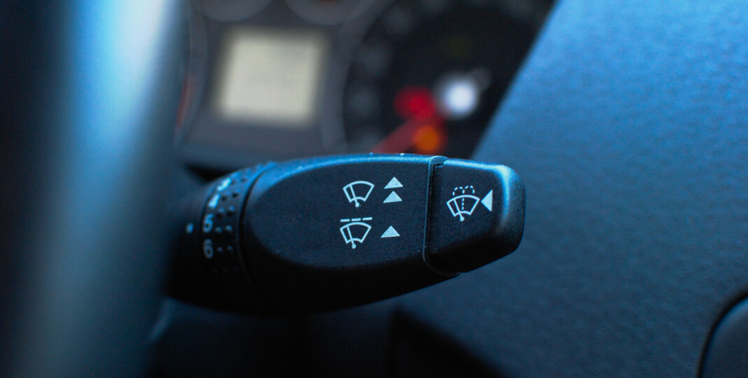 Водителям напомнили, на что еще способна кнопка сброса пробега: как посмотреть ошибки