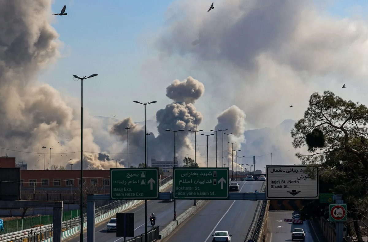 Дым от авиаударов поднимается над Тегераном.Фотограф: Атта Кенаре/AFP/Getty