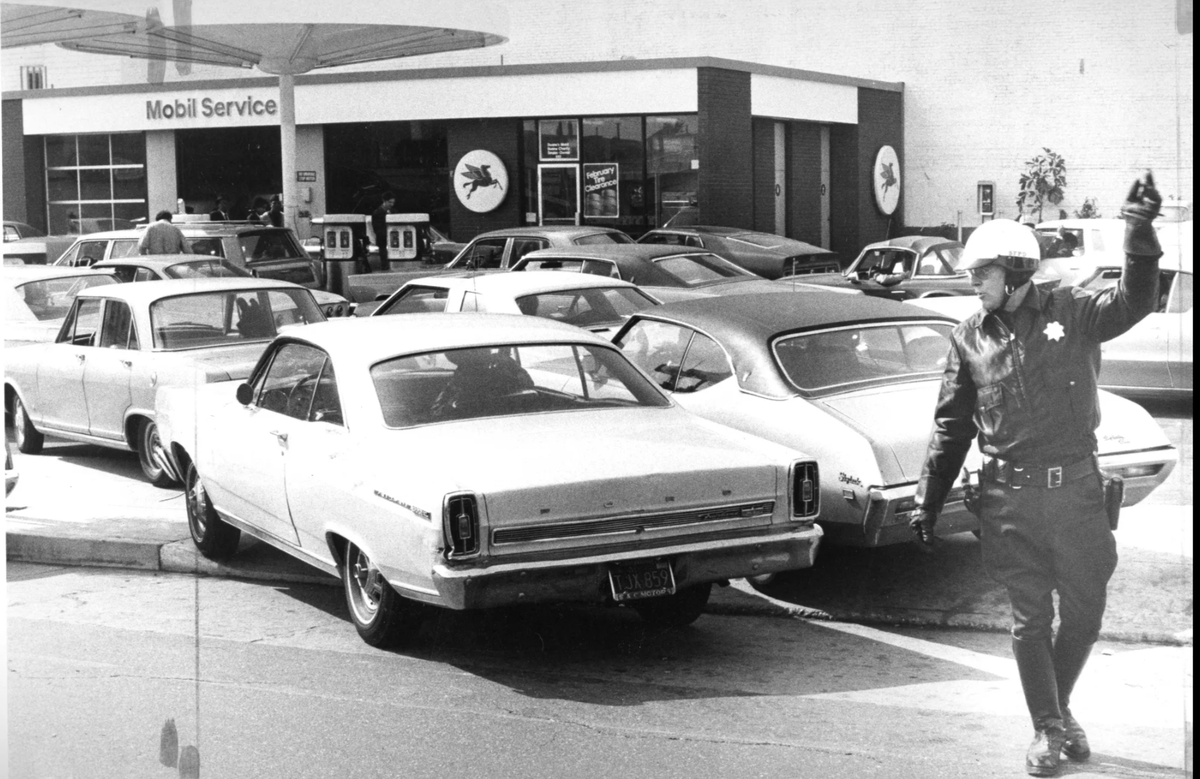 Очереди за бензином на заправках Сан-Франциско в начале 1974 года.Фотограф: Стефани Мэйз/San Francisco Chronicle/Getty