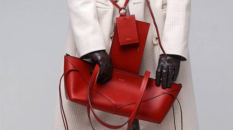     Сумки бренда A’Jack представляют собой гибридный формат — между серийным выпуском и ручной доработкой