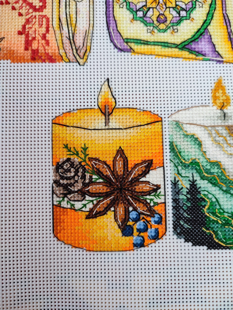 Зимняя свеча рядом с другими