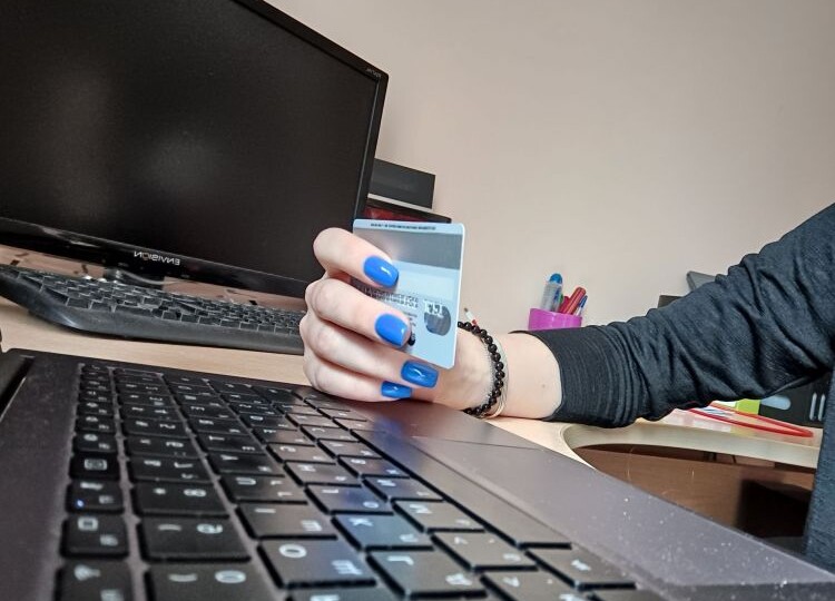 Чужой банковской картой из необычного "кошелька" воспользовалась жительница Тынды