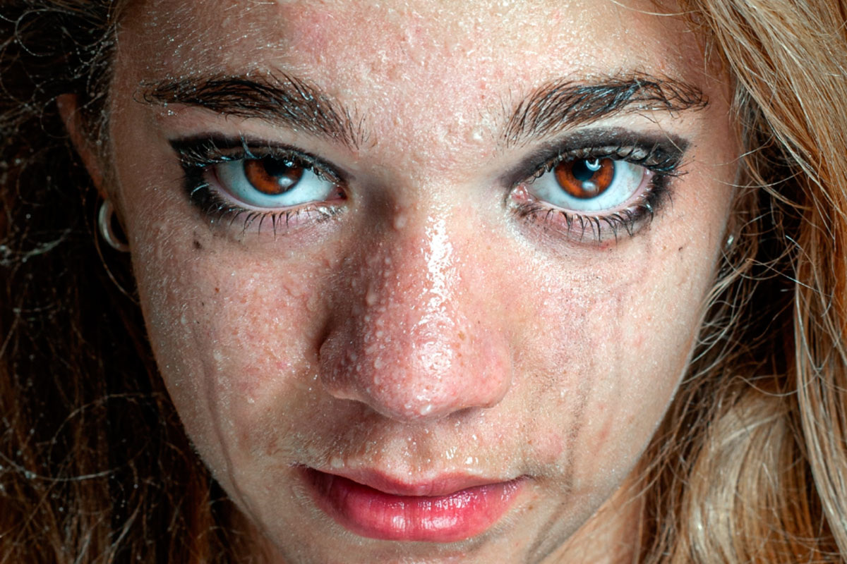 Нарцисс манипулирует осознанно, но его позиция жертвы — это его истинная реальность