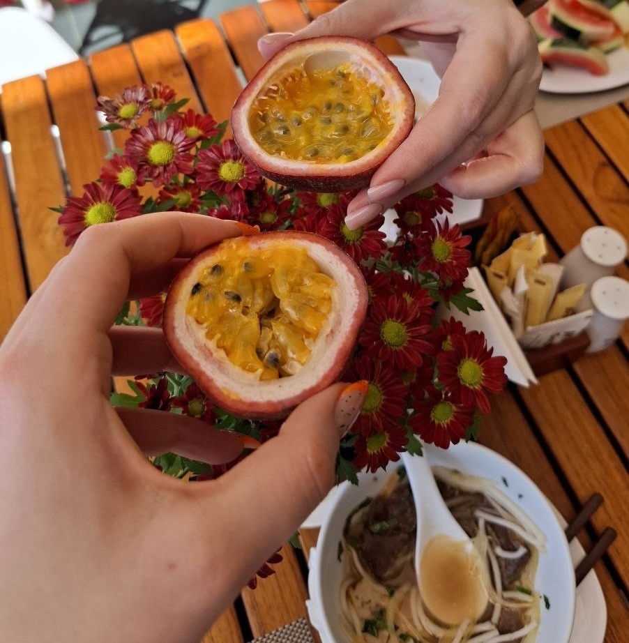 На фото супчик и маракуйя.