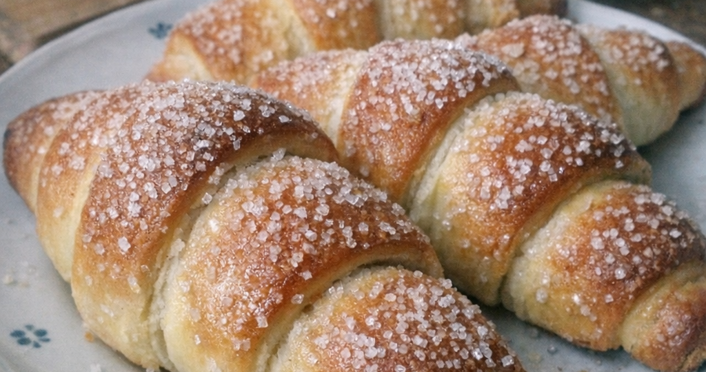 Дрожжевые рогалики с повидлом: пышнее, чем в детстве