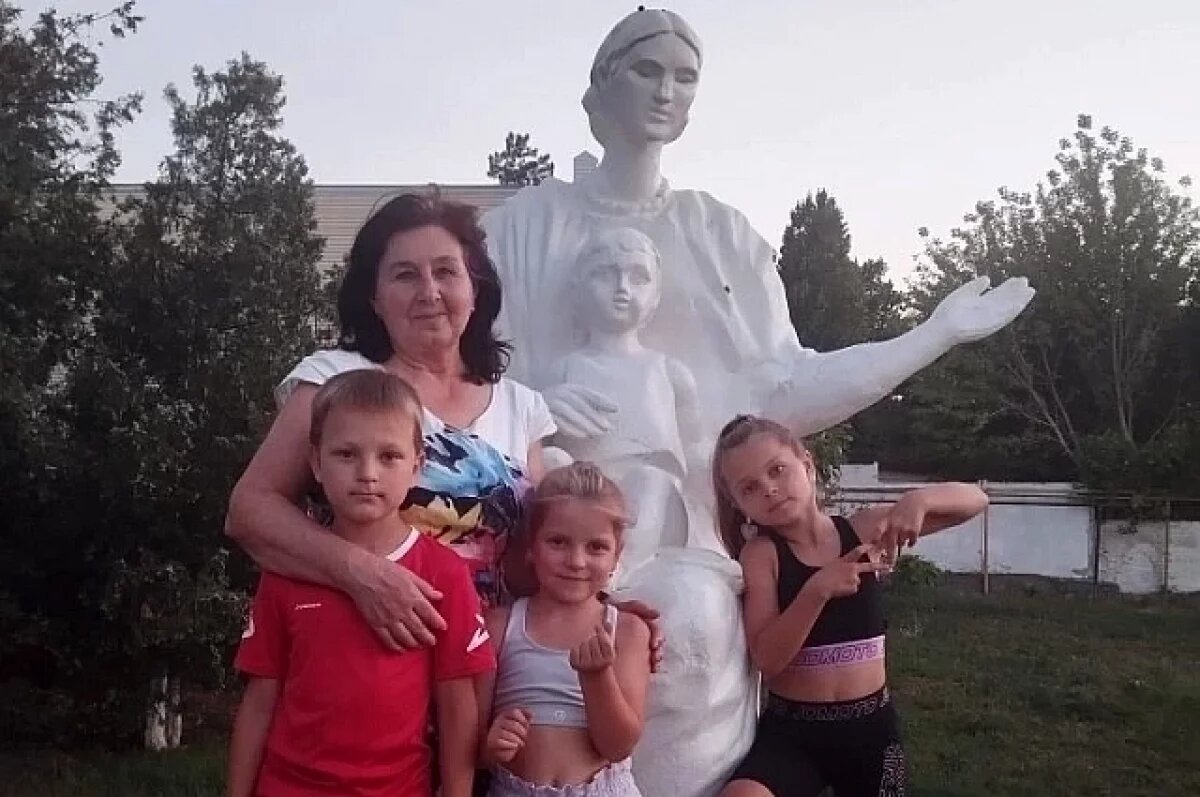    Наталья Макаренко с родными внуками.