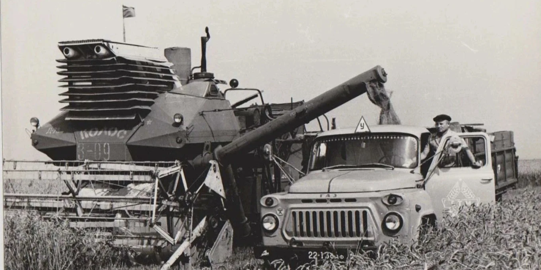 🌾 Забытые гиганты полей: советские комбайны, которые могли накормить страну (но остались в ангарах)