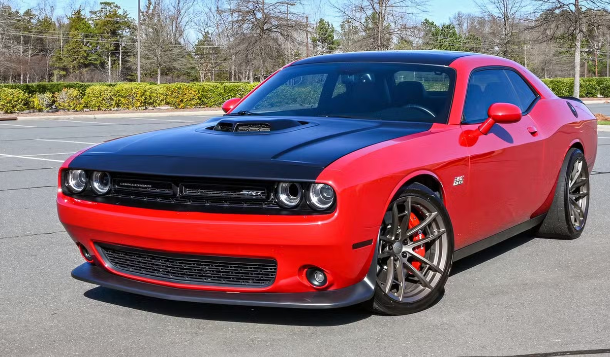 Dodge Challenger R/T 2015 года стоит около 18 000 долларов на вторичном рынке в США. По курсу на дату подготовки обзора – около 1,42 млн руб.
