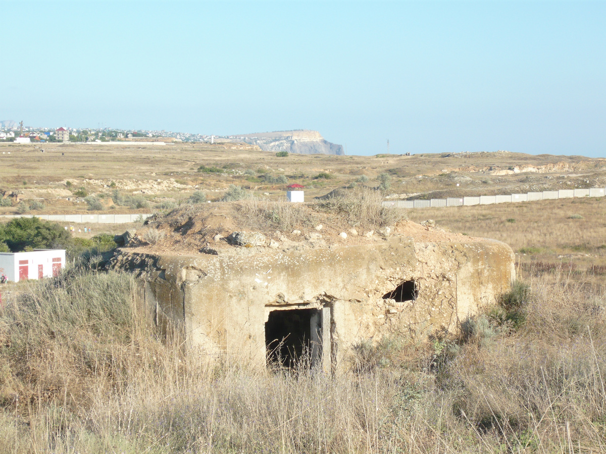 Вокруг батареи находились долговременные огневые точки (ДОТы) и укрепления для стрелкового огня. 4 декабря 1943 года приказом Народного комиссара ВМФ батарея была исключена из состава Военно-морского флота как погибшая при выполнении боевых заданий