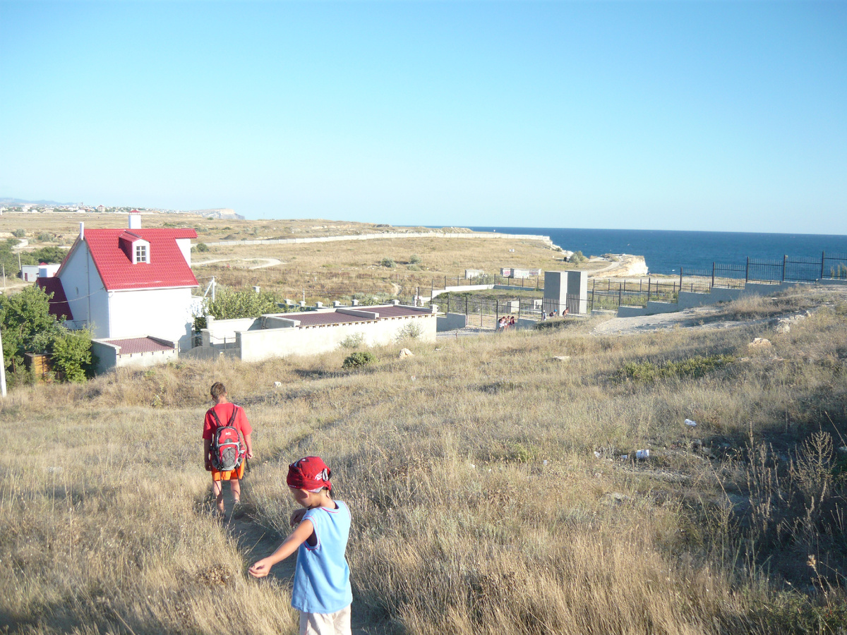 Тропинка на пляж мимо огороженного музейного комплекса