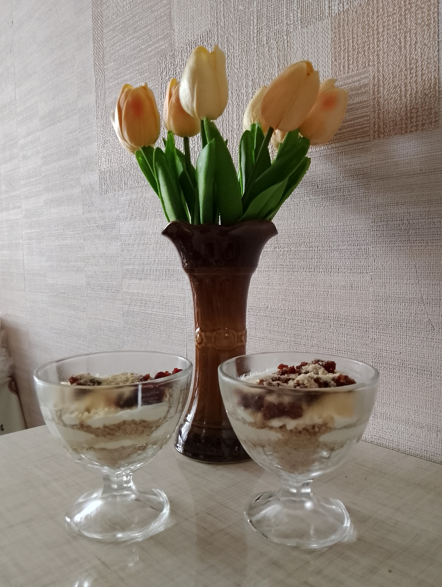 Десерт делала из того, что было - злаковые хлебцы, арахис, финики. Всё перемолола блендером и выложила слоями, смазывая каждый слой кремом из сметаны и 2 ложек сгущенки. Сверху для законченности композиции посыпала измельчённым арахисом, закрыла пищевой пленкой и отправила в холодильник на ночь. Фото автора 