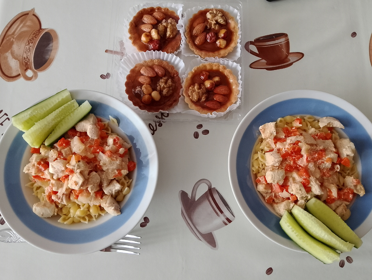 Обед не был праздничным - приготовила курочку с овощами в сметане, а на гарнир - рожки. Пирожные принесла родственница. Фото автора 