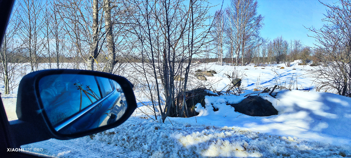 В лесу снег лежит.