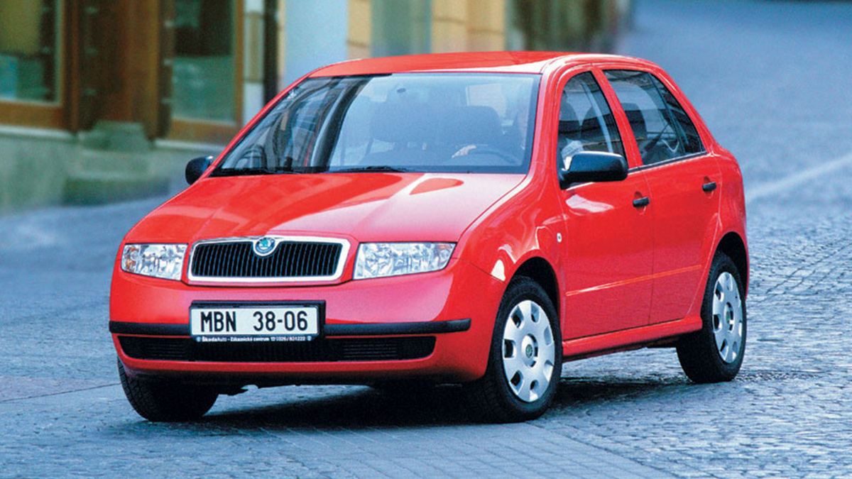 Благодаря высокой линии крыши и почти вертикальным стойкам Fabia выглядела крупнее и солиднее конкурентов