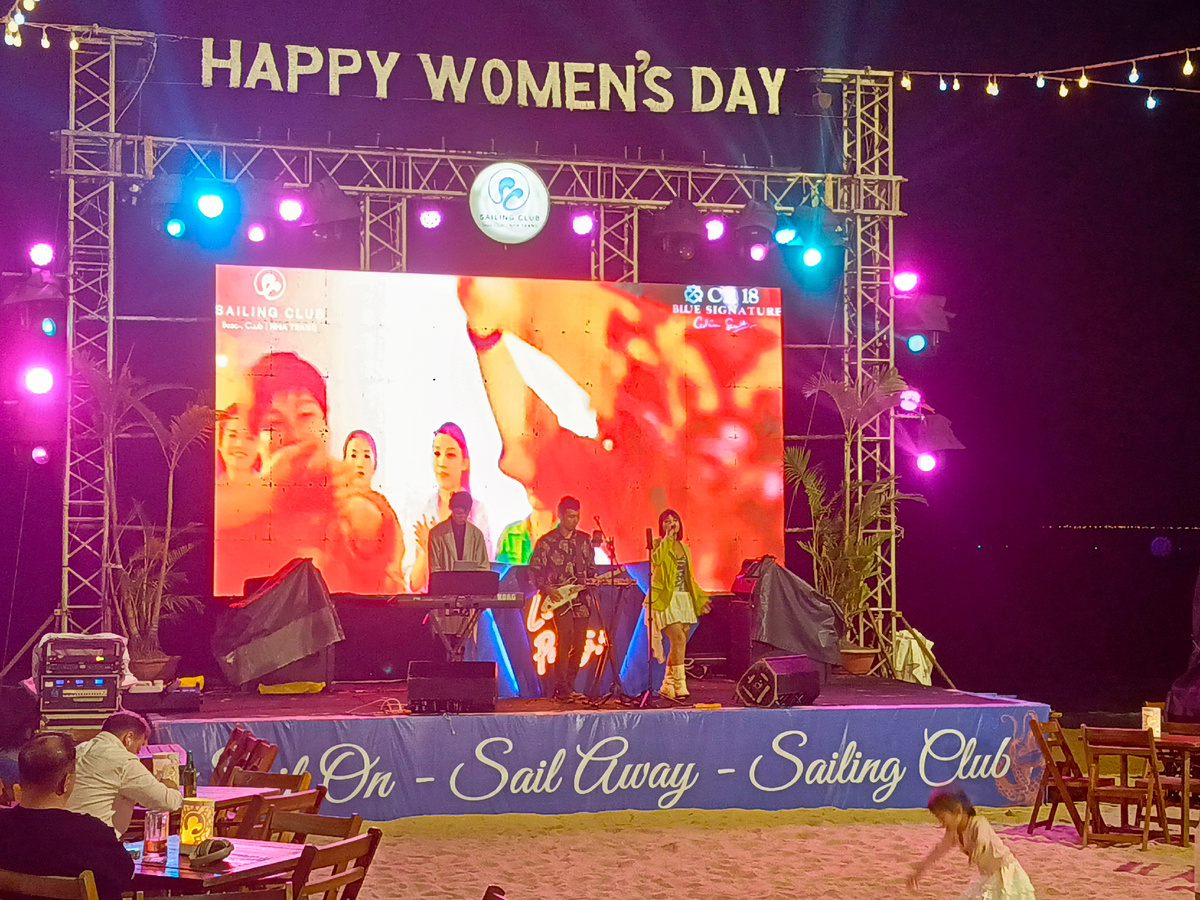 Музыкальная программа к празднику на берегу.