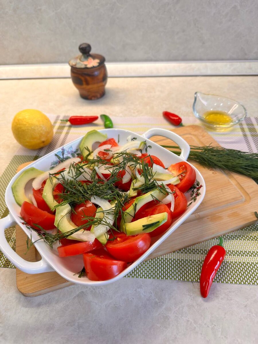 Садат из помидор с авокадо