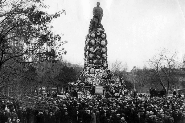 Митинг у памятника Сталину в Тбилиси, 1956 год / Wikimedia Commons   📷